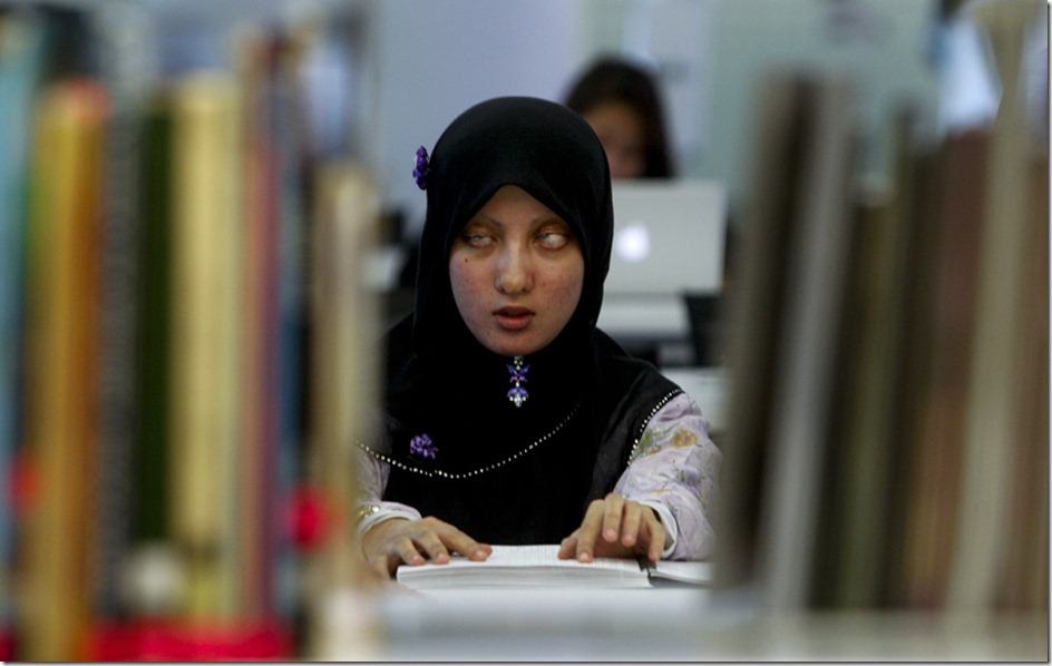 SHAH ALAM 22 APRIL 2014, Nurul Aniza CHe Ibrahim read the braille book during "Jom Baca Bersama Untuk 10 minit" program at Perpustakaan Raja Tun Uda Shah Alam. Asyraf Rasid/the sun